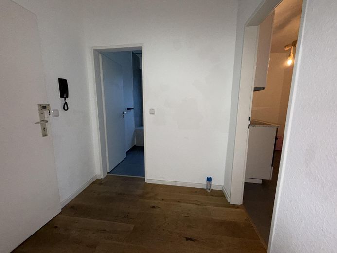 Appartement moderne de 2 pièces dans l’Ostend de Francfort, près de la BCE, avec cuisine équipée et balcon – Flur