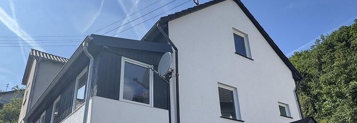 Modernisiertes Einfamilienhaus mit 1.025 m² Grundstück, Wintergarten & großem Garten – Frontansicht