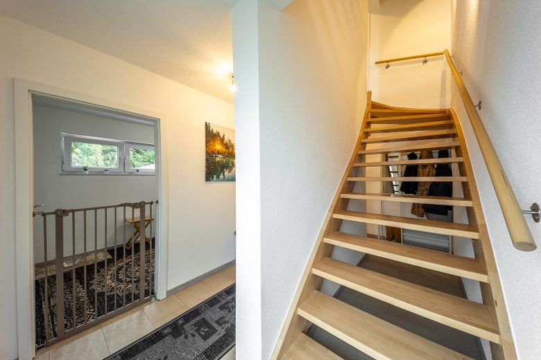 Neuwertiges KfW-55-Einfamilienhaus mit Wintergarten, Weitblick und großem Garten – provisionsfrei – Eingangsbereich / Treppe UG