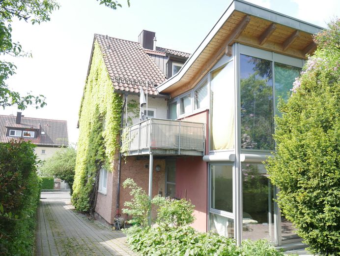 Großzügige Eigentumswohnung im 1. OG mit Studio und Garten – Studio und Balkon