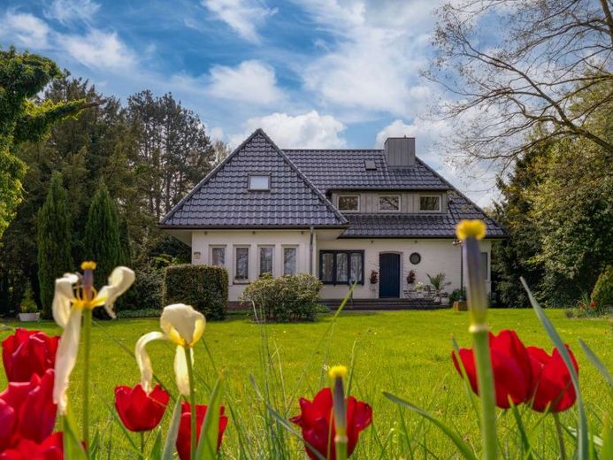 Emmerich: Großzügiges freistehendes Einfamilienhaus auf großem Grundstück mit Halle – Foto 1