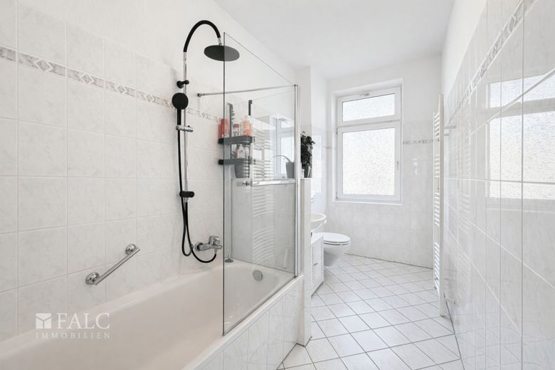 Charmante Altbauwohnung mit Erker &amp; Balkon in begehrter Lage von Magdeburg-Stadtfeld Ost – Badezimmer