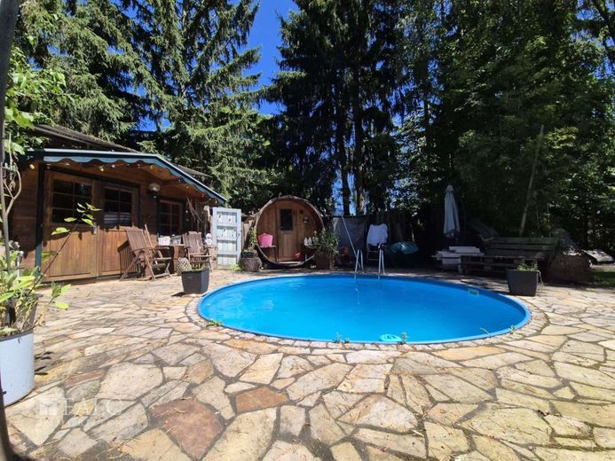 Großzügige Stadtvilla mit Pool und pflegeleichtem Parkgrundstück – Pool