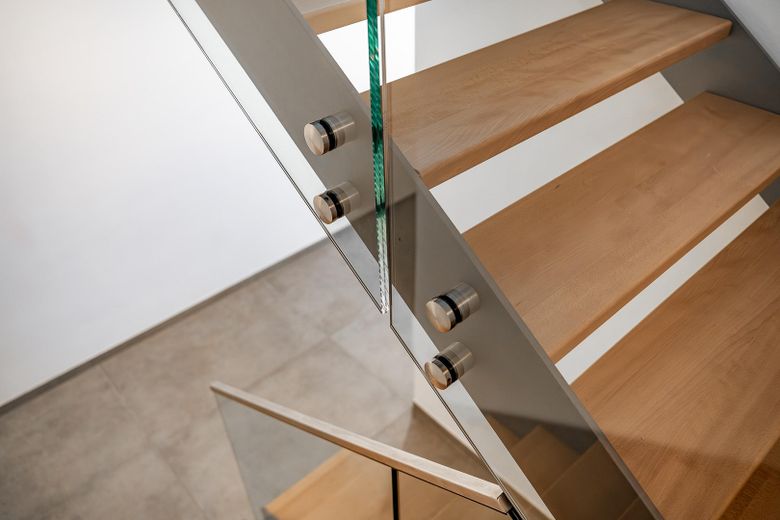 Attraktive Maisonettewohnung mit Haus-im-Haus-Charakter, Dachloggia, Garage – Treppe - Detail
