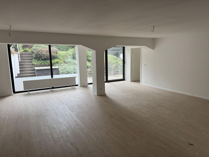First occupancy after core renovation: Light-filled residence with garden view in Rahm – Wohnzimmer 
