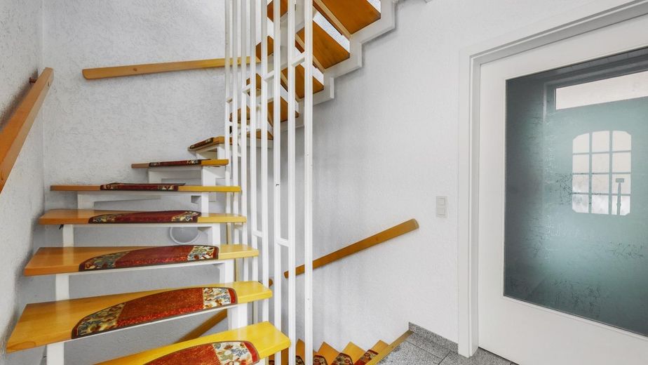Groot een- tot tweegeneratiehuis met balkon, terras en garage – Treppenhaus