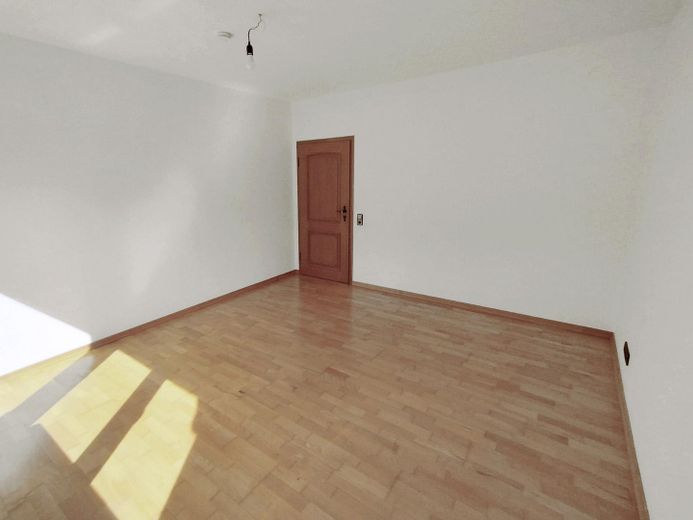 Helle, renovierte 4-Zimmer-Wohnung (1.OG) mit Küche und Süd-Balkon in ruhiger Lage in Kleinostheim – Schlafzimmer 1,  Zugang Balkon