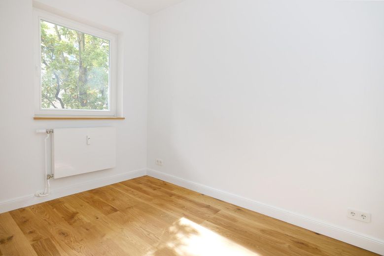 Berlin Mitte: Balkonlu, Moabit’in merkezi konumunda, yenilenmiş köşe binada ilk kullanım, komisyonsuz 2 odalı daire – Schlafzimmer