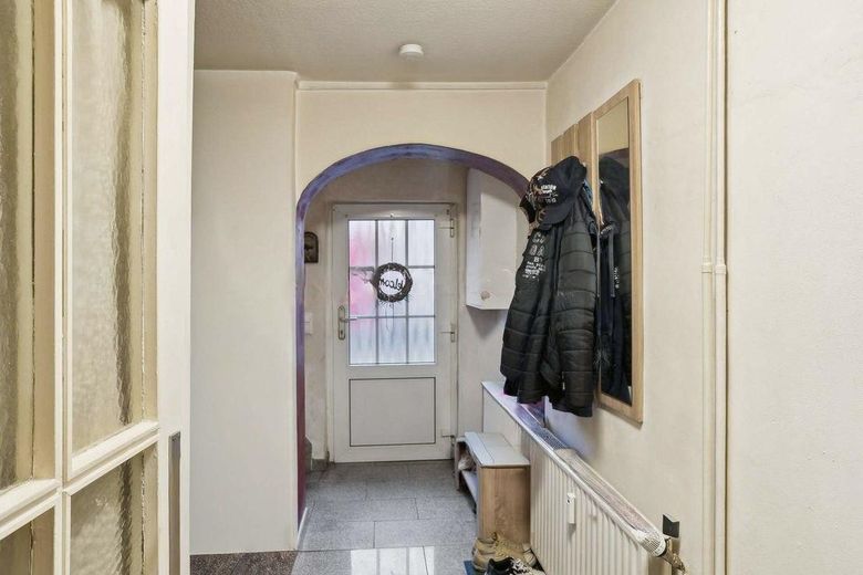 Komplett vermietetes Mehrfamilienhaus mit Gewerbe, 7 Garagen und Garten – Anbau Flur
