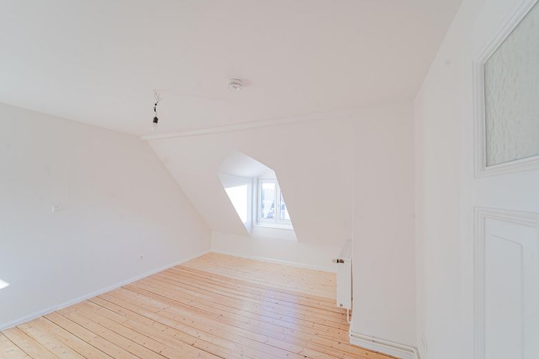 4 odalı eski yapı dairesi, 110 m², yeni yenilenmiş, yeni ankastre mutfak ve ortak bahçe – Zimmer 3