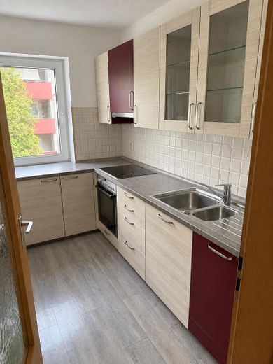 Senza commissioni: appartamento di 3 locali con ampio balcone esposto a sud, cantina e posto auto – Einbauküche
