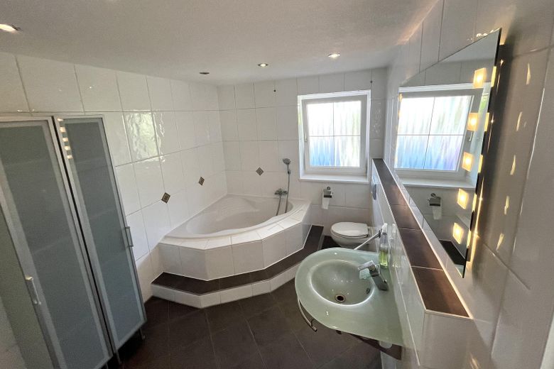 2 ZKB Gartenwohnung. Leben wie in einem Einfamilienhaus Garage Garten Keller alles neu! – Badezimmer mit Dusche und Bade