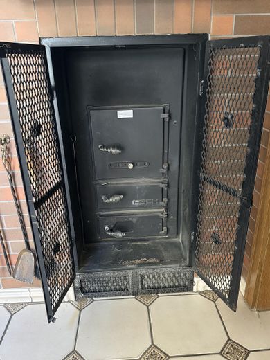Kachelofen Feuerungsseite