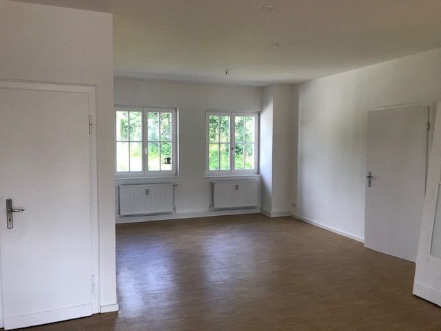Attraktive 3-Zi.-Wohnung KDB mit Balkon zu vermieten – Wohnzimmer