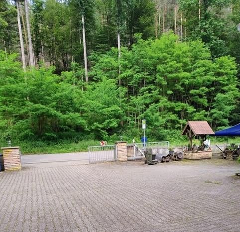 Ausfahrt und Bushaltestelle