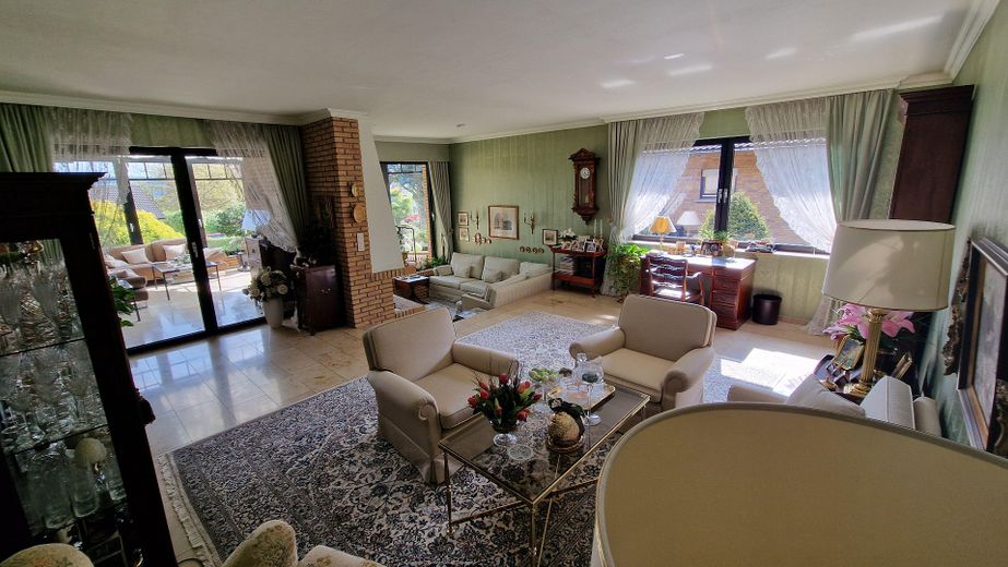 Reserviert! Exklusiver Bungalow in Königswinter: Homeoffice, traumhafte Aussicht, Sonnenuntergänge – Wohnzimmer