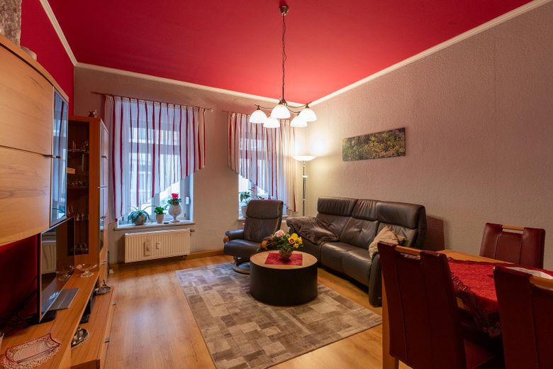 Stylish 3-room apartment with high-quality fitted kitchen and shared use of the garden – Wohnzimmer