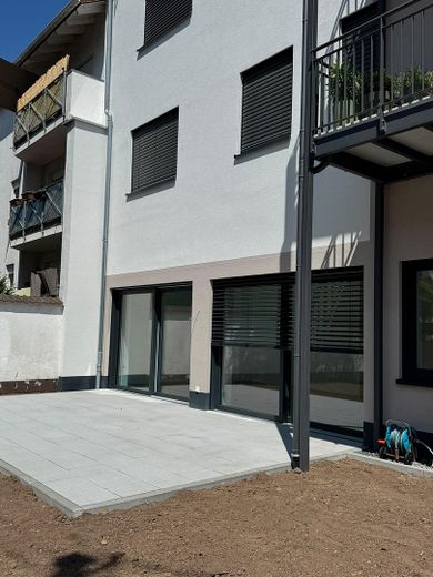 Wohnen mit Loftcharakter mit über 3  Meter Deckenhöhe und eigenem Garten in ruhiger Lage – Terrasse