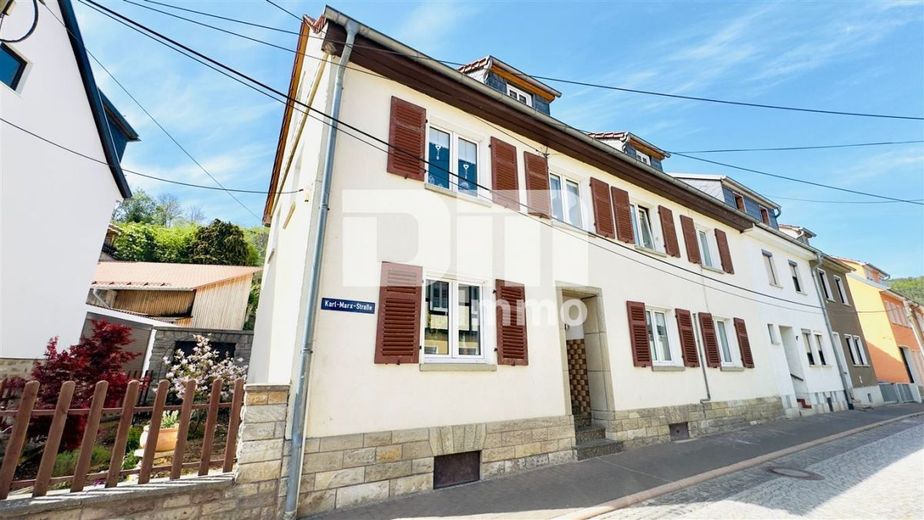 Vielseitiges Raumwunder mit Potenzial: Ein- bis Zweifamilienhaus im Herzen von Amt Creuzburg – Frontansicht Titel