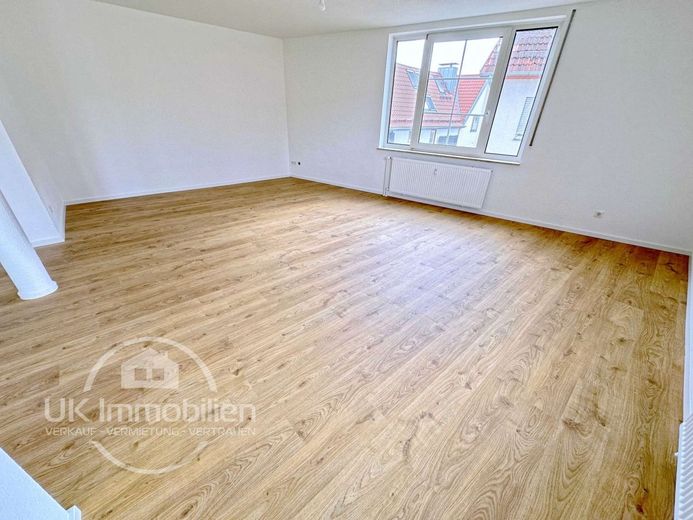 Hell. Großzügig. Sofort einziehen. 2,5-Zi mit geschütztem Balkon – Wohnbereich