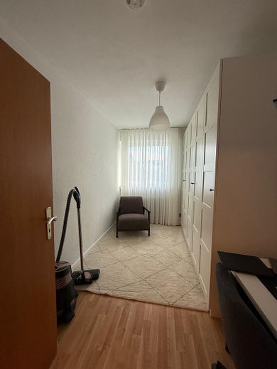 Appartement 3 pièces en Weststadt – 74 m², rénové, balcon, avec potentiel de valorisation – Weiteres Zimmer