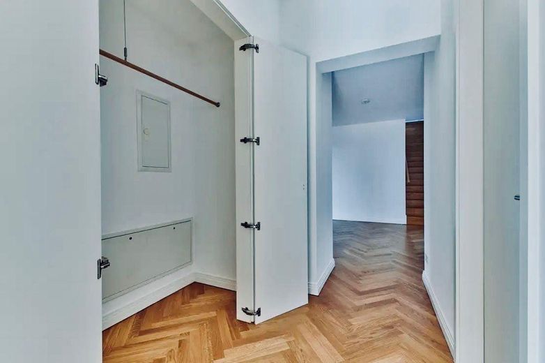 Provisionsfrei: Außergewöhnliche Dachgeschosswohnung mit Blick über Berlin und toller Dach-Terrasse – Flur/  Garderobe links