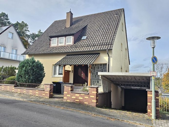 Gelegenheit für die große Familie: Zweifamilienhaus mit Einliegerwohnung in ruhiger Lage im Angebot! – 5263 - Ansicht Hauseingang und Carport/Garage