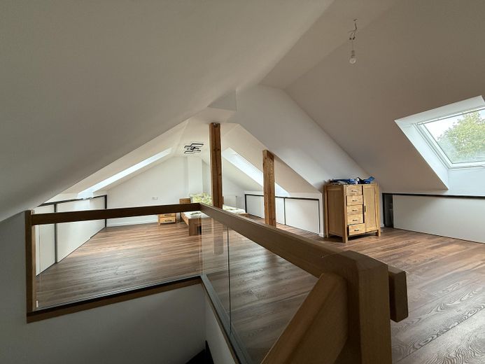 Modern dubleks daire, sakin konumda – balkon ve garajlı – Schlafzimmer