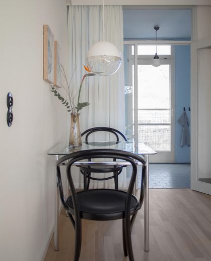 Interbau 1957 en el barrio Hansaviertel: 49,5 m² llenos de luz en la 3.ª planta | sin comisión – Essbereich