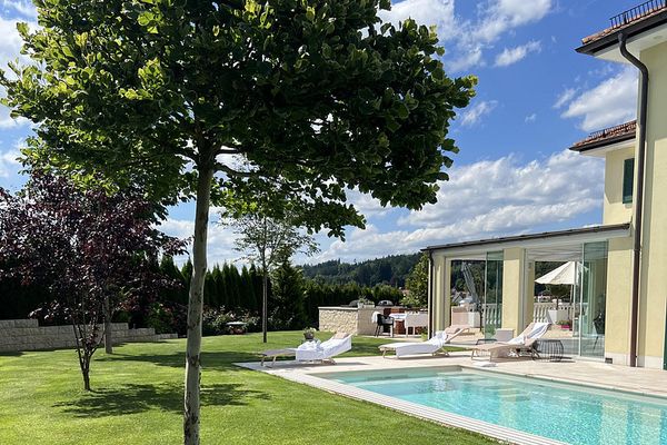 Il lusso incontra la natura: moderna villa di architetto con piscina e tramonti da sogno