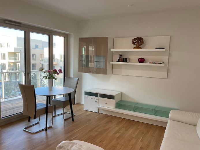 Wohnzimmer mit offener Küche