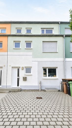 Bez prowizji: Nowoczesny środkowy dom szeregowy (rok budowy 2019) o powierzchni 163 m², z ogrodem, studiem i tarasem na dachu – Haus mit zwei Stellplätzen