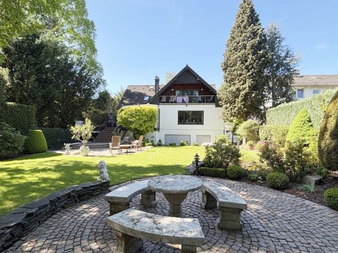Äußerst gepflegte und geräumige Stadtvilla in ruhiger Lage mit großem parkähnlichem Garten – Foto 1