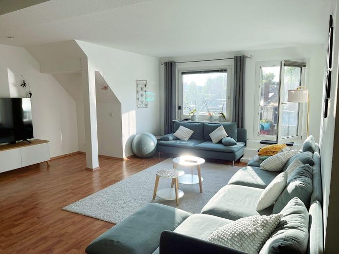 Dachterrasse mit Blick ins Grüne. Ganz oben. Ganz für sich. Ganz ruhig. Mitten im Wasserviertel. – Wohnzimmer