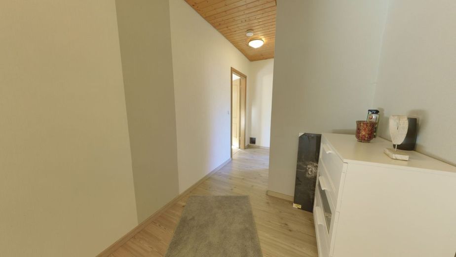 Resthof in echter Alleinlage: Modernisiert | 29.000 m² | 
Einliegerwohnung | Pferdehaltung | Pool – Flur OG