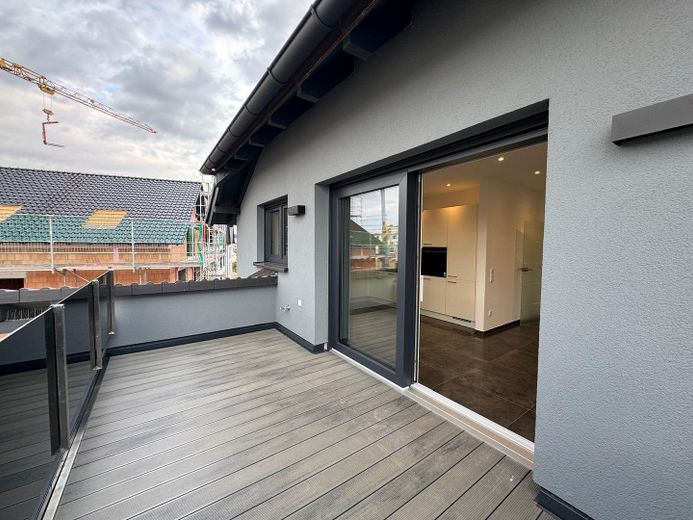 Moderne 9-Zimmer-Neubauwohnung mit ca. 235 m², zwei Küchen und zwei Balkonen in Rodenbach – फोटो 5