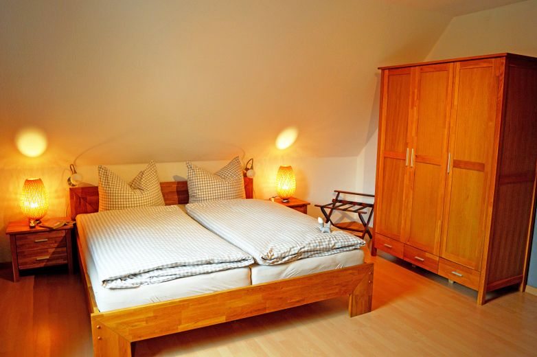 TOP-Altersvorsorge: 4-Sterne-Ferienhaus in ruhiger Lage nur 200m zum Plauer See – Schlafzimmer m. großem Schrank