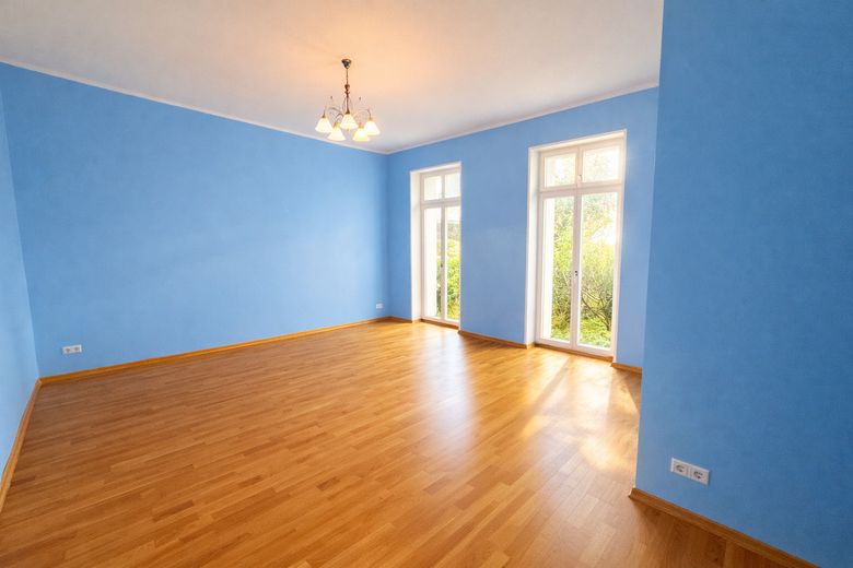 Herrschaftliche Hochparterrewohnung mit Terrasse, Kamin, Carport, in ruhiger Lage – Schlafzimmer
