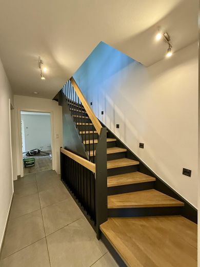 Modernes Haus mit großem Garten, Wärmepumpe & Smart Home in Bissendorf-Wietze – Treppen innen