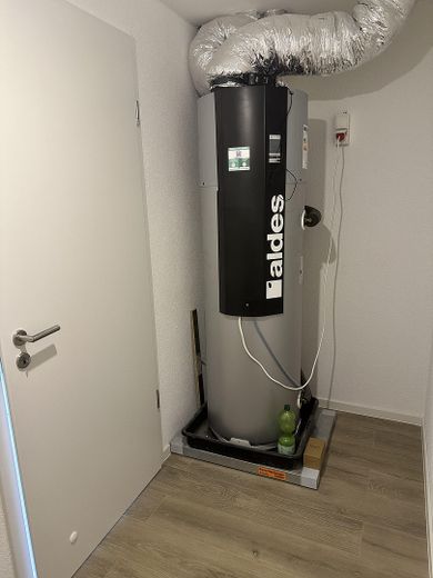 Hochparterre 3 Zimmer Wohnung, mit Garten, Terrasse, Balkon, Smarthome, Glasfaser – Waschraum mit Lüftung