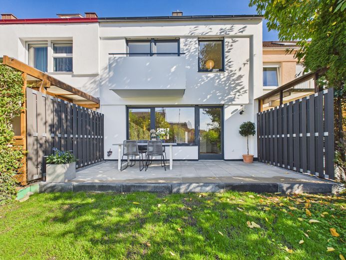 Modernisiertes Reihenmittelhaus – Terasse mit Garten