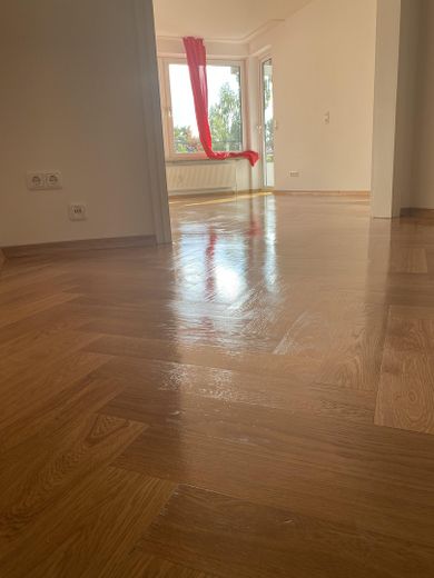Attraktive 3-Zimmerwohnung mit sonnigem Balkon – Wohnzimmer