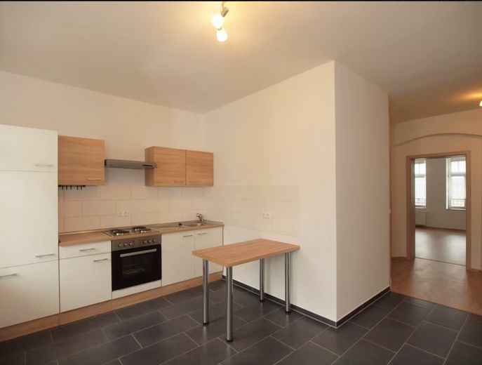 Appartamento al piano terra con 2 locali, cucina componibile e balcone – Foto 1