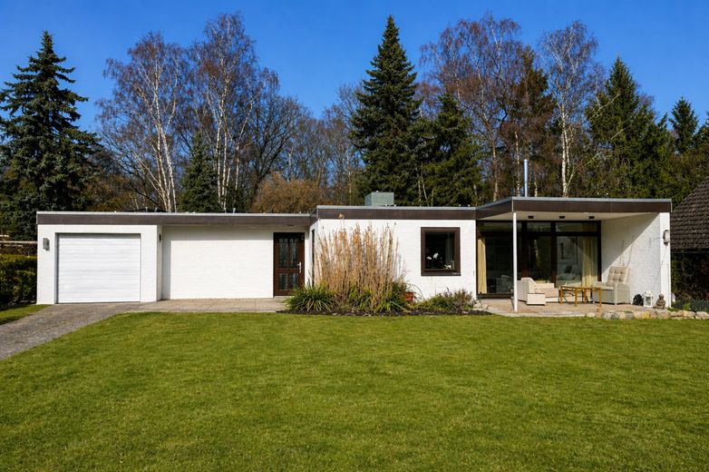 Modernes Bungalow mit ca. 200 m² Wohn- und Nutzfläche, Vollkeller und großem Grundstück in Glinde – Front