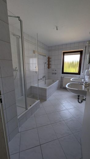 Sonnenverwöhnte 4-Zimmer Wohnung mit EBK am Waldrand von Dreieich-Dreieichenhain – Bad