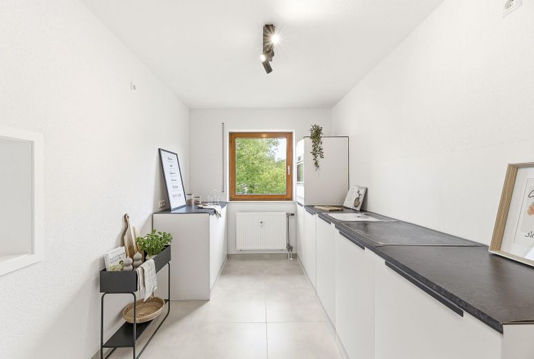 **ARRIVE. FEEL AT HOME**STYLISHLY renovated 2-room apartment** – Küche Originalbild