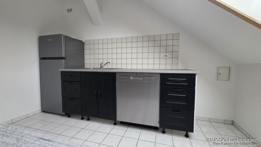 3-Zimmer-Dachgeschoss-Wohnung mit EINBAUKÜCHE in Zwickaus Nordvorstadt an KAPITALANLEGER zu verkaufen! – Einbauküche