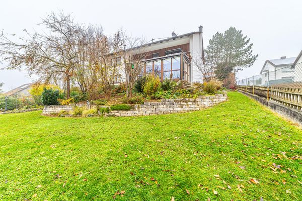 Zweifamilienhaus in Massivbau mit großem Garten in ruhiger Lage