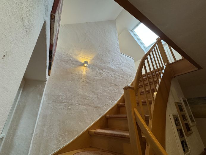 Ehrenfeld-Bickendorf: Wunderschönes Landhaus mit Hof und großem Garten, ökologisch saniert – Holztreppe nach oben