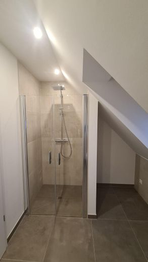 2 Zi.-Dachgeschoss-Wohnung – Bad